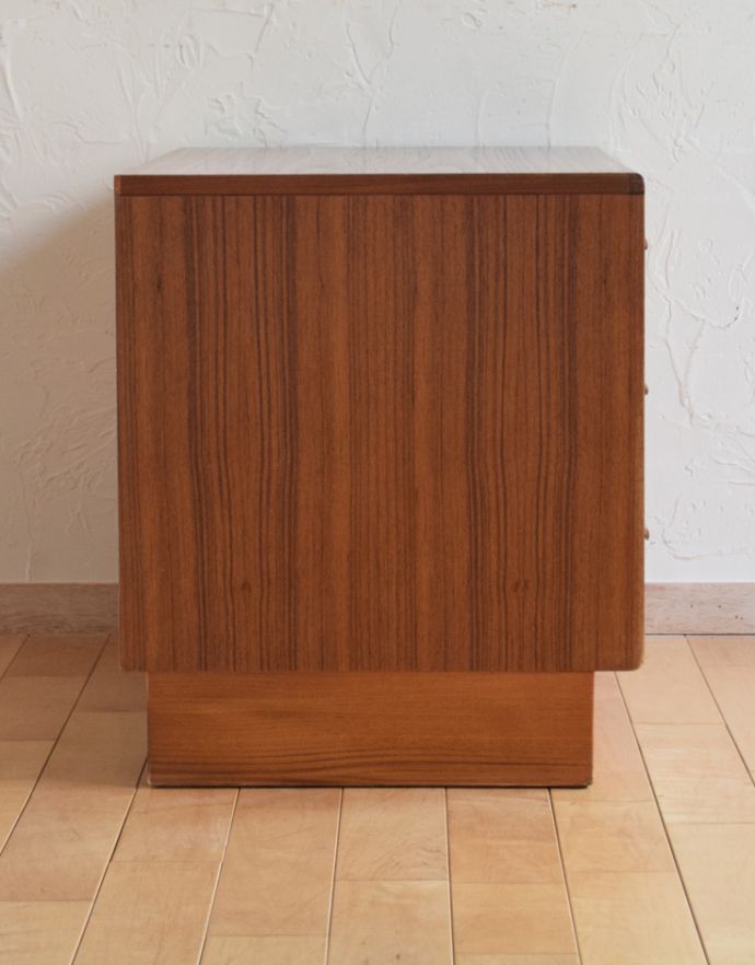 G-PLAN(Gプラン)　アンティーク家具　一番重宝するこのサイズ、G-PLANのフレスコシリーズ、ヴィンテージ家具。横から見てもステキ横から見てもスッキリとしてカッコいい！。(k-1540-f)