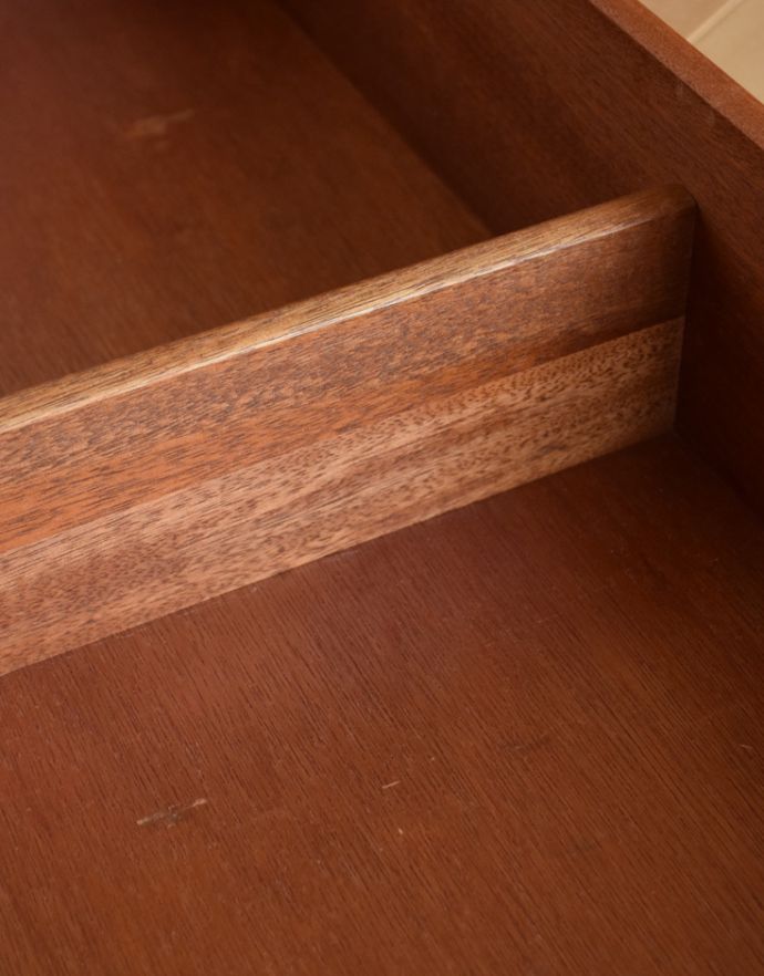 G-PLAN(Gプラン)　アンティーク家具　一番重宝するこのサイズ、G-PLANのフレスコシリーズ、ヴィンテージ家具。仕切り板は固定です。(k-1540-f)