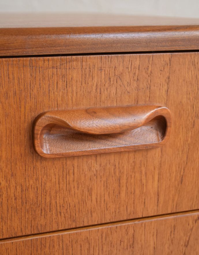 G-PLAN(Gプラン)　アンティーク家具　一番重宝するこのサイズ、G-PLANのフレスコシリーズ、ヴィンテージ家具。シンプルでカッコいい取っ手北欧デザインらしいシンプルなデザインの取っ手。(k-1540-f)