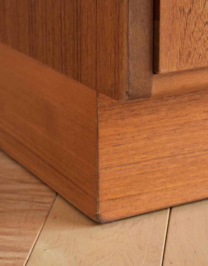 G-PLAN(Gプラン)　アンティーク家具　一番重宝するこのサイズ、G-PLANのフレスコシリーズ、ヴィンテージ家具。女性1人でラクラク運べちゃう仕掛けHandleのアンティークは、脚の裏にフェルトキーパーをお付けしています。(k-1540-f)