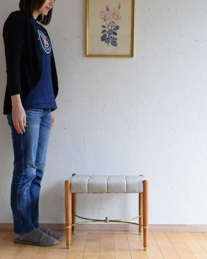 アンティーク チェア G-PLAN社のお洒落なヴィンテージチェア、クッション付オットマン(スツール) 。座ったり、飾ったり・・・お家のなかの様々シーンで活躍してくれるアンティークのスツール。(k-1541-c)