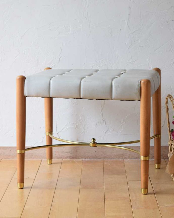 アンティーク チェア G-PLAN社のお洒落なヴィンテージチェア、クッション付オットマン(スツール) 。しっかり修復しましたアンティークなので経年変化によるキズはありますが、専門の職人が全部を組み直して修復しているので安心してお使いください。(k-1541-c)