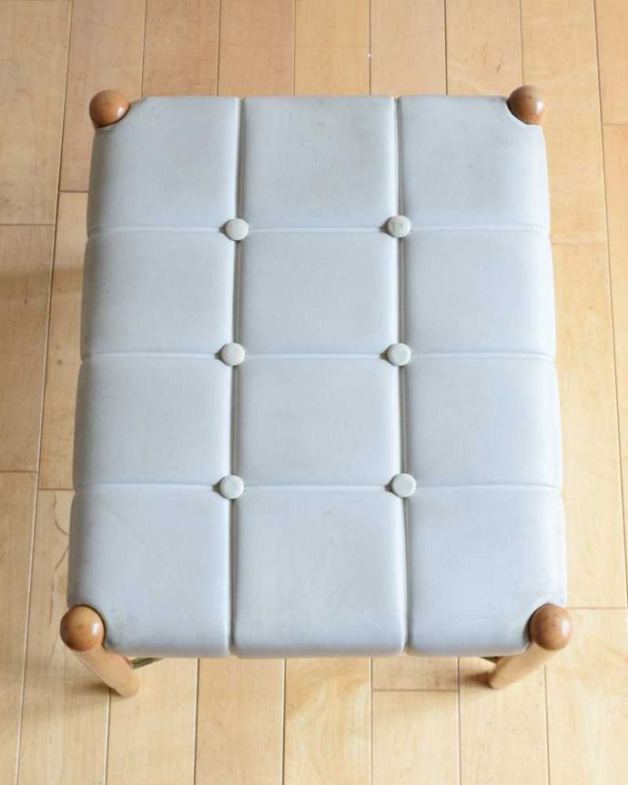 アンティーク チェア G-PLAN社のお洒落なヴィンテージチェア、クッション付オットマン(スツール) 。いつでも貼り替え出来ますとてもキレイだったので、オリジナルのままです。(k-1541-c)