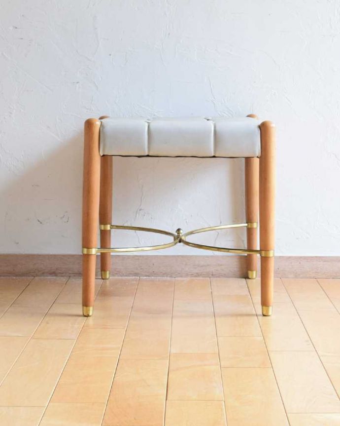 アンティーク チェア G-PLAN社のお洒落なヴィンテージチェア、クッション付オットマン(スツール) 。360度、どこから見ても美しい脚もしっかり組まれているのがわかります。(k-1541-c)