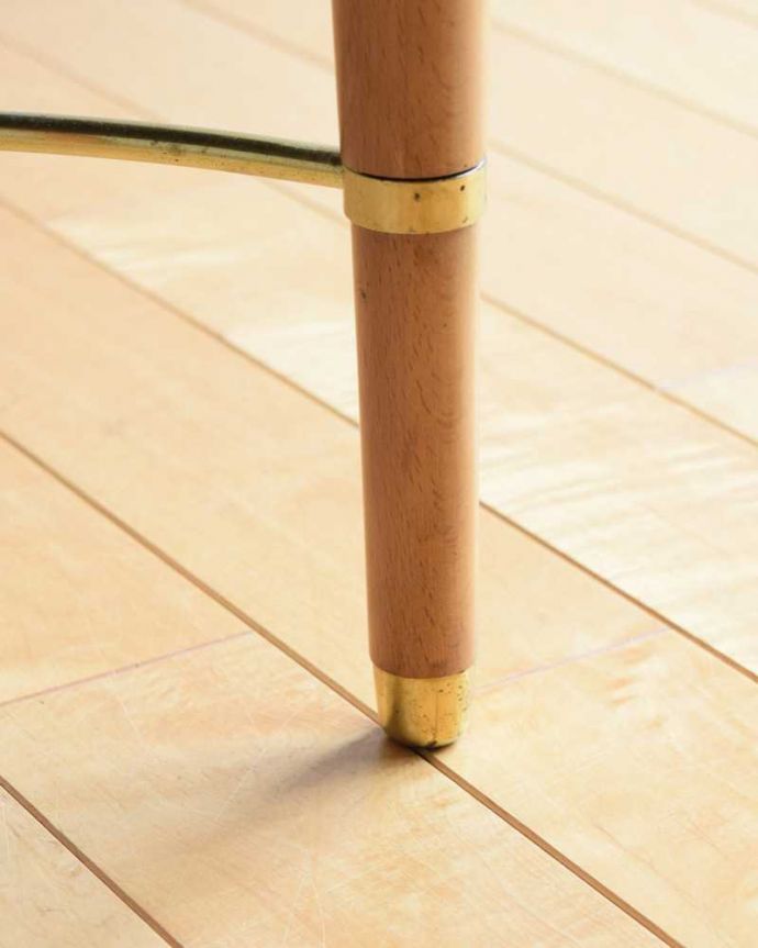 アンティーク チェア G-PLAN社のお洒落なヴィンテージチェア、クッション付オットマン(スツール) 。移動もラクラクの理由は…Handleではアンティークチェアの脚の裏にフェルトキーパーをお付けしています。(k-1541-c)