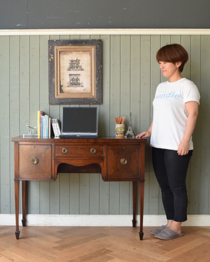 アンティークのデスク・書斎机 アンティーク家具 クラシックなアンティーク英国家具、小さな扉付きのデスク(机)。デスクに座る時間を持つことで気持ちの切り替えができます。(k-1541-f)