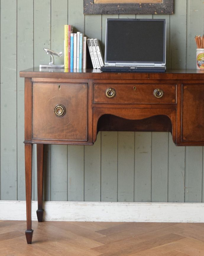 アンティークのデスク・書斎机 アンティーク家具 クラシックなアンティーク英国家具、小さな扉付きのデスク(机)。マホガニー材の美しい木目が自慢!外国製のデスクは装飾があちこちにあるので、絵になるアイテム。(k-1541-f)