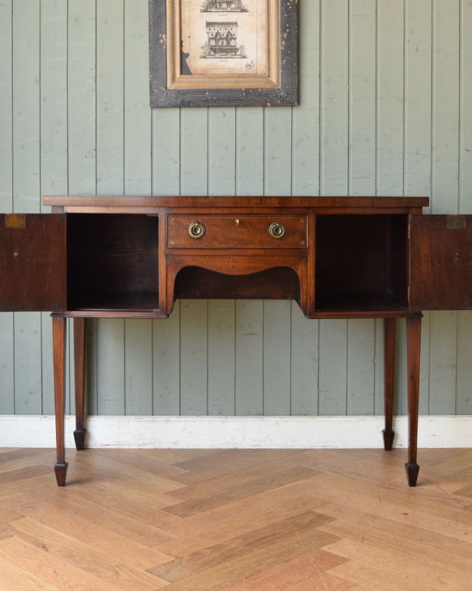 アンティークのデスク・書斎机 アンティーク家具 クラシックなアンティーク英国家具、小さな扉付きのデスク(机)。デスクの両サイドは、扉タイプの収納になっています。(k-1541-f)