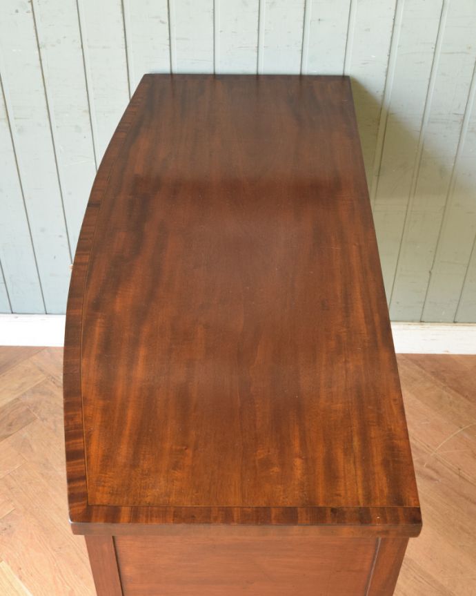 アンティークのデスク・書斎机 アンティーク家具 クラシックなアンティーク英国家具、小さな扉付きのデスク(机)。広い天板は作業がしやすくて重宝しますよ!きちんとお直ししているので、天板もキレイな状態です。(k-1541-f)