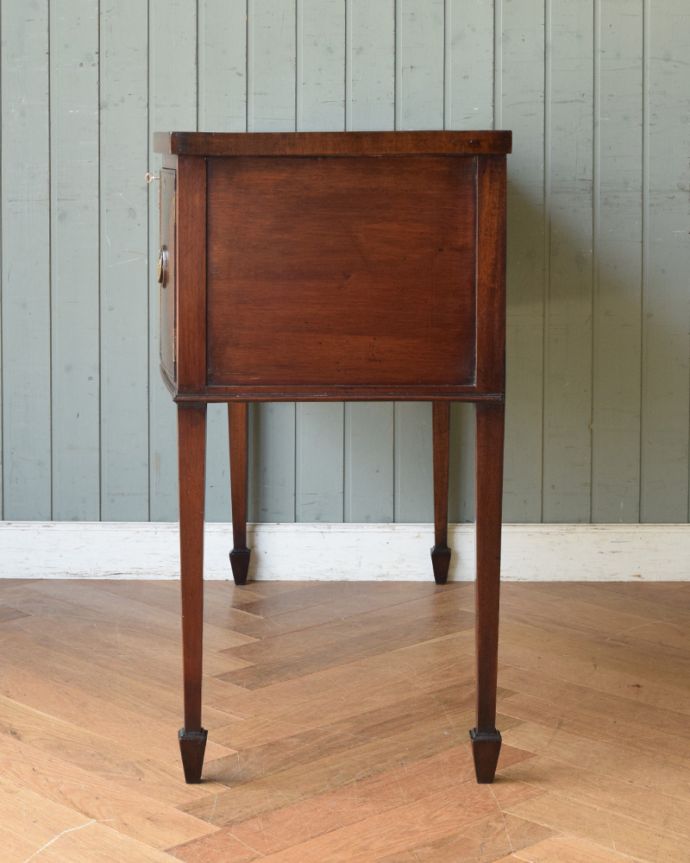 アンティークのデスク・書斎机 アンティーク家具 クラシックなアンティーク英国家具、小さな扉付きのデスク(机)。サイドも美しいです。(k-1541-f)