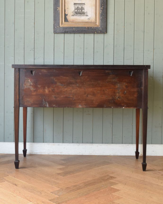 アンティークのデスク・書斎机 アンティーク家具 クラシックなアンティーク英国家具、小さな扉付きのデスク(机)。きちんとメンテナンスしてあるので、裏側もキレイです。(k-1541-f)