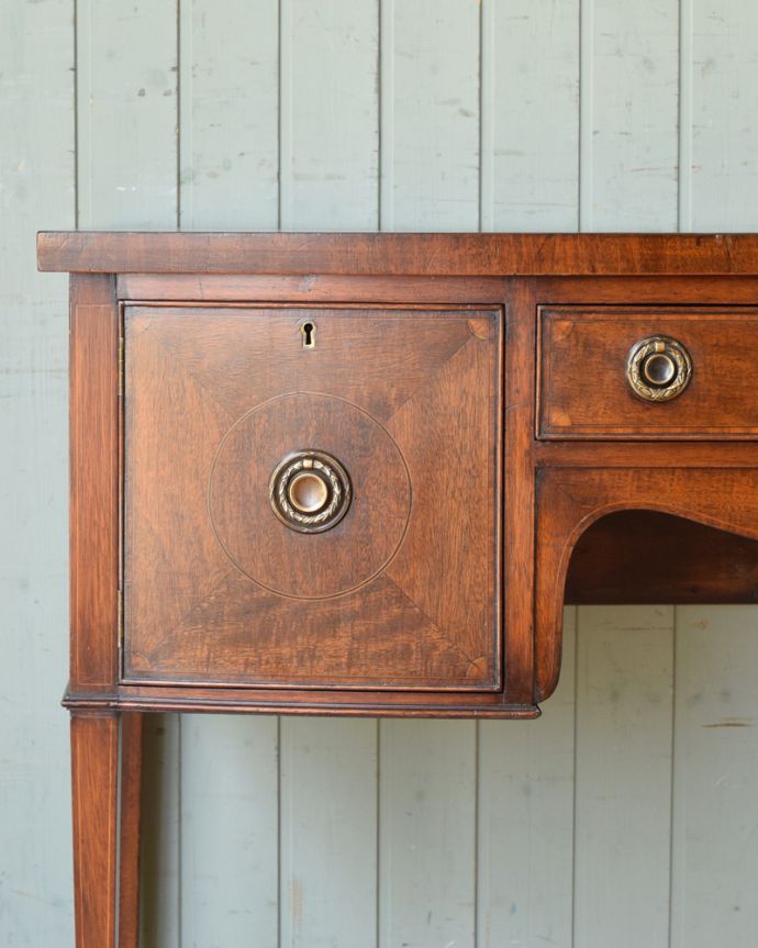 アンティークのデスク・書斎机 アンティーク家具 クラシックなアンティーク英国家具、小さな扉付きのデスク(机)。リビングの片隅に置けば、書き物からアイロンまで何でも使える家事コーナーを作れます。(k-1541-f)