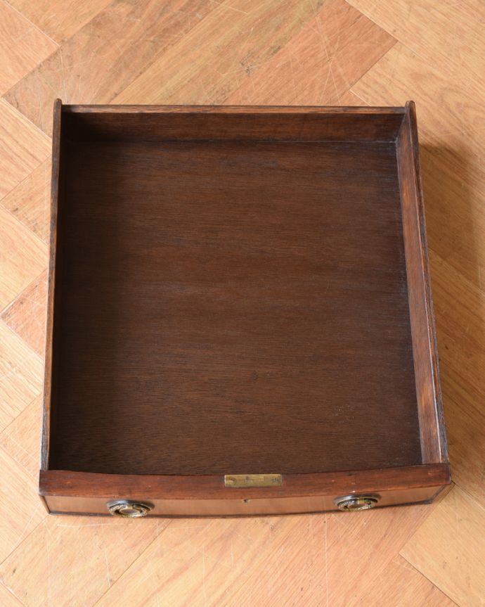 アンティークのデスク・書斎机 アンティーク家具 クラシックなアンティーク英国家具、小さな扉付きのデスク(机)。引き出しが1杯付いています。(k-1541-f)