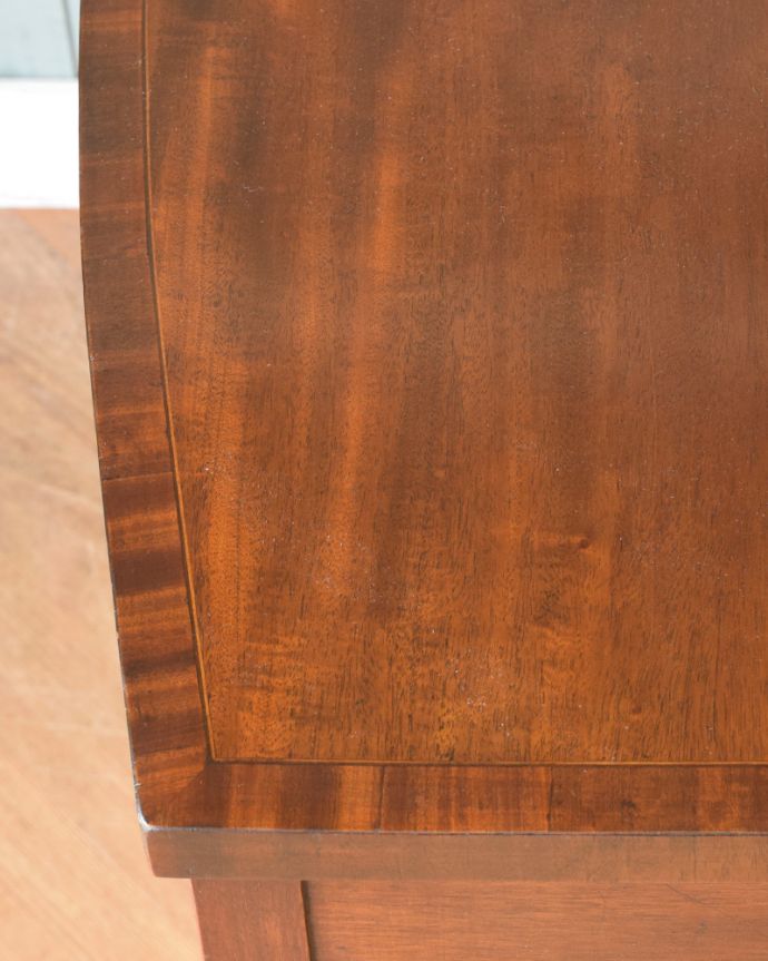 アンティークのデスク・書斎机 アンティーク家具 クラシックなアンティーク英国家具、小さな扉付きのデスク(机)。天板は、正面側が弧を描くようにカッティングされています。(k-1541-f)