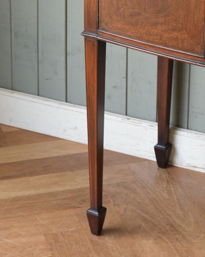 アンティークのデスク・書斎机 アンティーク家具 クラシックなアンティーク英国家具、小さな扉付きのデスク(机)。しっかりとした安定感があります。(k-1541-f)