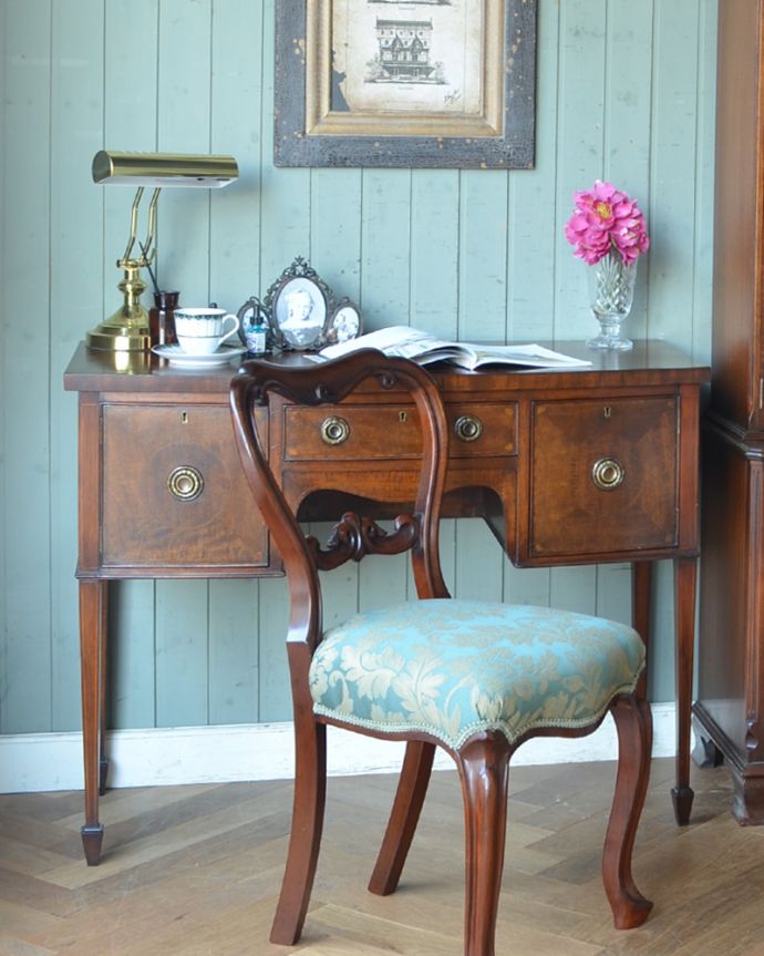 アンティークのデスク・書斎机 アンティーク家具 クラシックなアンティーク英国家具、小さな扉付きのデスク(机)。本を読んだり、パソコンしたり。(k-1541-f)