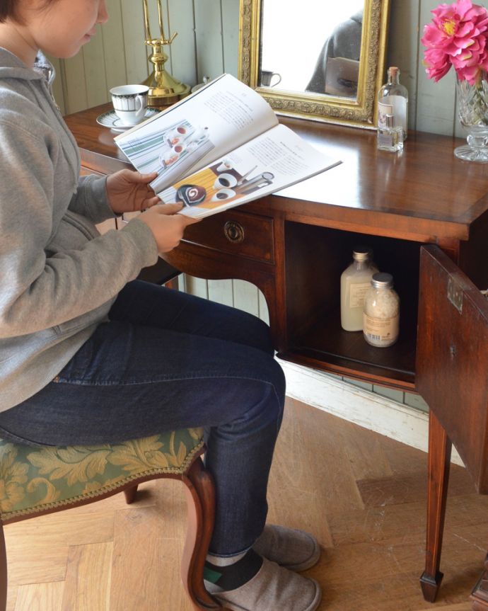 アンティークのデスク・書斎机 アンティーク家具 クラシックなアンティーク英国家具、小さな扉付きのデスク(机)。ここに座るだけで、なんだかウキウキしちゃう・・・美しいデスクの前に座るだけで、なんだか幸せな時間が時間が過ごせちゃう。(k-1541-f)