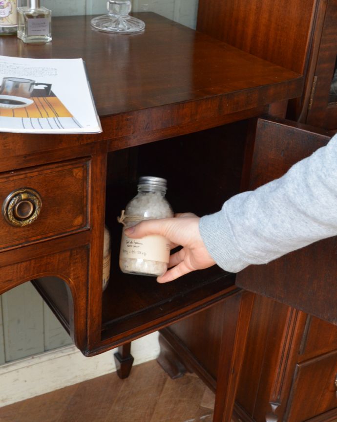 アンティークのデスク・書斎机 アンティーク家具 クラシックなアンティーク英国家具、小さな扉付きのデスク(机)。扉タイプなので、化粧品のボトルや、香水瓶の収納にもピッタリです。(k-1541-f)