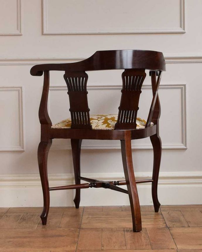 サロンチェア アンティーク チェア お部屋の角で使えるコーナーチェア、透かし彫りが豪華な英国アンティーク椅子。しっかり修復したので、後ろ姿にも自信がありますいろんな修復方法がありますが、Handleでは専門の職人が一度、全てをバラしてから丁寧に組み上げているのでクオリティが違います。(k-1542-c)