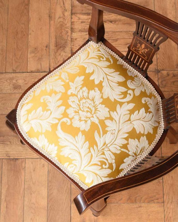 サロンチェア アンティーク チェア お部屋の角で使えるコーナーチェア、透かし彫りが豪華な英国アンティーク椅子。座面を上から見るとこんな感じ座面は布貼りなので、長時間座っても疲れません。(k-1542-c)