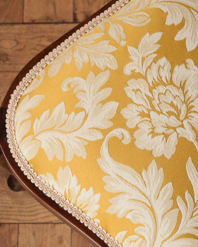 サロンチェア アンティーク チェア お部屋の角で使えるコーナーチェア、透かし彫りが豪華な英国アンティーク椅子。生地のセレクトにもこだわりました優雅なアンティークチェアの雰囲気をそのままに、一番似合う貼り座をじっくり選びました。(k-1542-c)