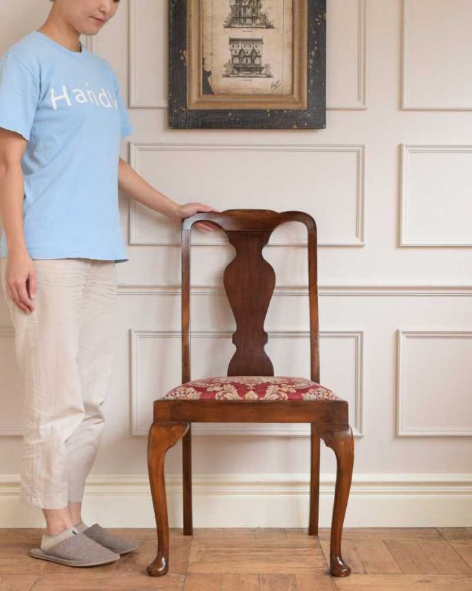 ダイニングチェア　アンティーク チェア　愛され続ける英国から届いたアンティークチェアのクイーンアンチェア。アン女王時代に作られた英国の代表的な椅子クイーンアンチェアはそれまでの板座とは違って掛け心地がいいようにクッション性のある座面で作られた椅子です。(k-1544-c)