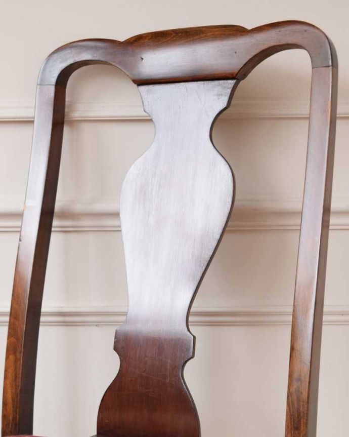 ダイニングチェア　アンティーク チェア　愛され続ける英国から届いたアンティークチェアのクイーンアンチェア。ベースバックに描かれた花瓶クイーンアンチェアの一番の特長が曲線を描く背もたれ平板。(k-1544-c)