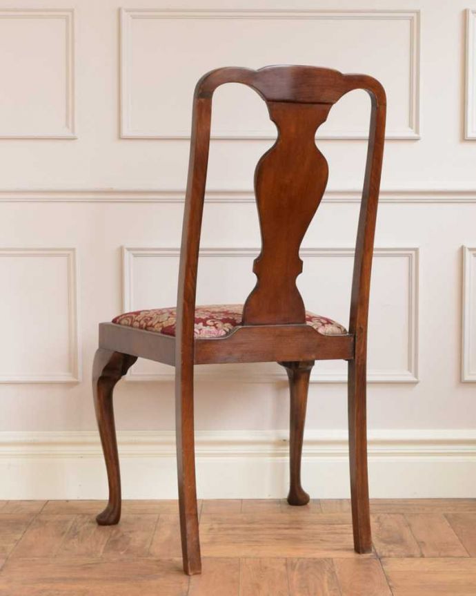 ダイニングチェア　アンティーク チェア　愛され続ける英国から届いたアンティークチェアのクイーンアンチェア。しっかり修復したので、後ろ姿にも自信がありますいろんな修復方法がありますが、Handleでは専門の職人が一度、全てをバラしてから丁寧に組み上げているのでクオリティが違います。(k-1544-c)