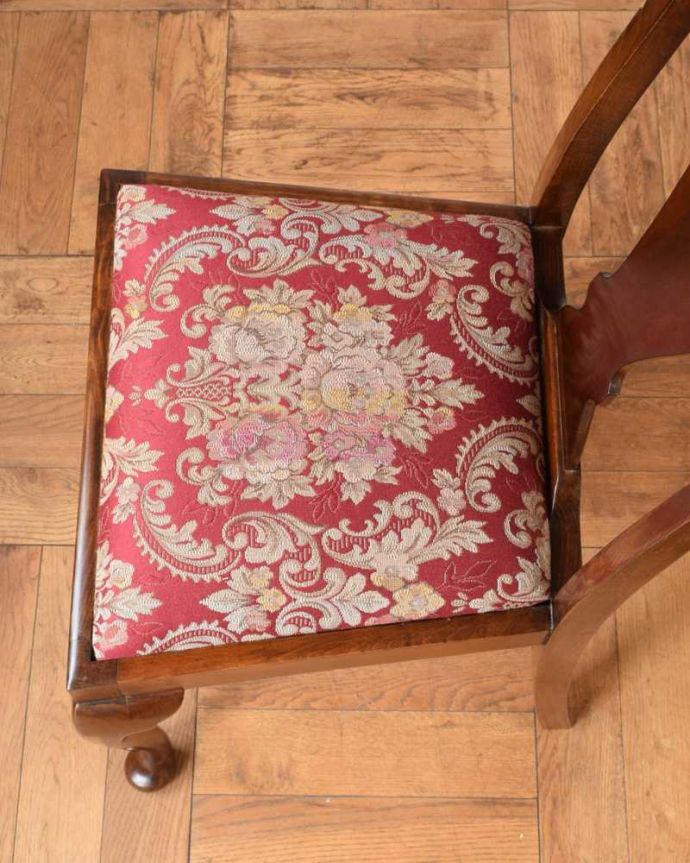 ダイニングチェア　アンティーク チェア　愛され続ける英国から届いたアンティークチェアのクイーンアンチェア。新しく貼り替えました修復の際、座面の生地も新しいものに貼り替えてあります。(k-1544-c)