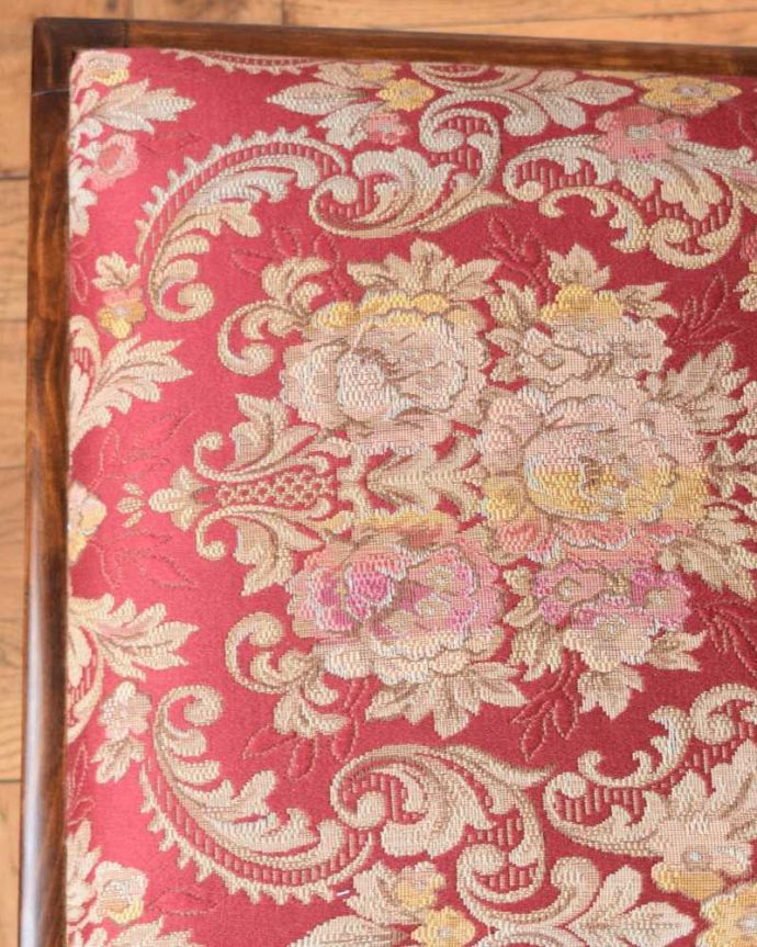 ダイニングチェア　アンティーク チェア　愛され続ける英国から届いたアンティークチェアのクイーンアンチェア。生地もこだわって選びました椅子の優雅さをそのままにしておきたくて、座面の生地選びにもこだわりました。(k-1544-c)