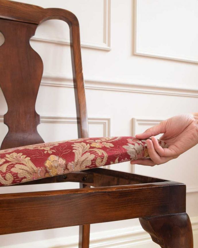 ダイニングチェア　アンティーク チェア　愛され続ける英国から届いたアンティークチェアのクイーンアンチェア。取り外しできる座面座面の取り外しが簡単に出来るようになっています。(k-1544-c)