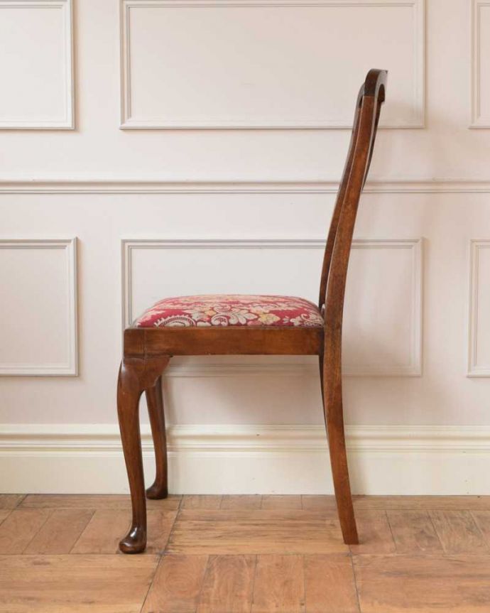 ダイニングチェア　アンティーク チェア　愛され続ける英国から届いたアンティークチェアのクイーンアンチェア。横から見ても優雅な立ち姿しっかり組み直してあるので、横から見てもキレイです。(k-1544-c)