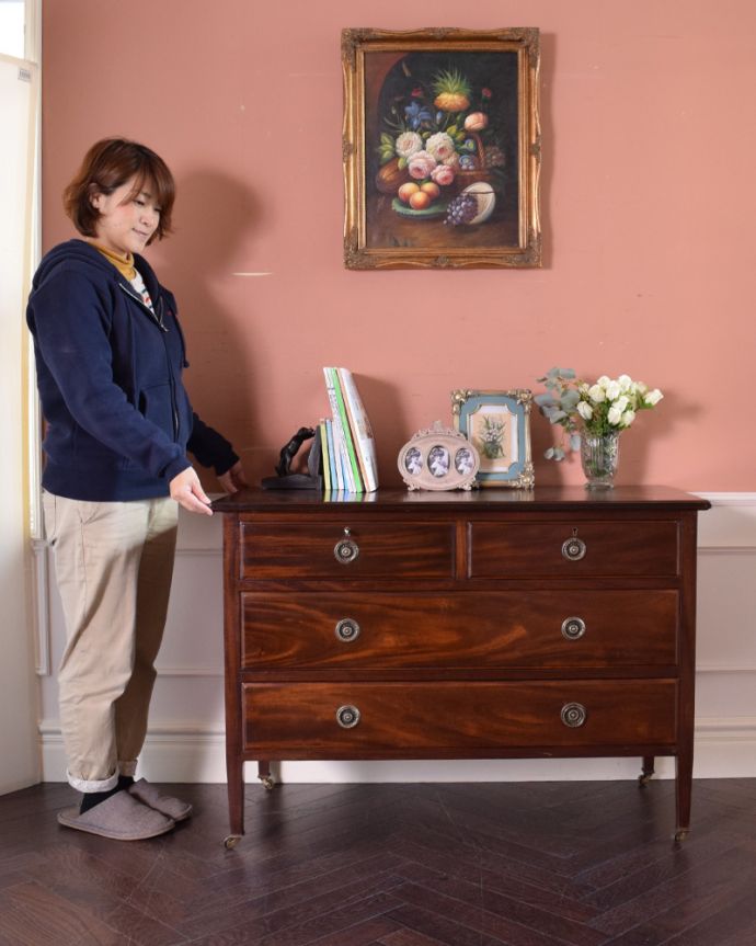 アンティークのチェスト　アンティーク家具　大人っぽいチェスト（４杯）、和室に似合うアンティーク家具。他の家具とのバランスもとりやすく、飽きずに長くお使い頂けます。(k-1544-f)