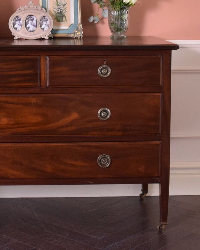 アンティークのチェスト　アンティーク家具　大人っぽいチェスト（４杯）、和室に似合うアンティーク家具。品のあるマホガニー材の色合い。(k-1544-f)