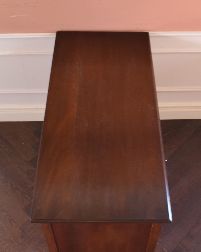 アンティークのチェスト　アンティーク家具　大人っぽいチェスト（４杯）、和室に似合うアンティーク家具。天板も木目がとってもキレイです。(k-1544-f)