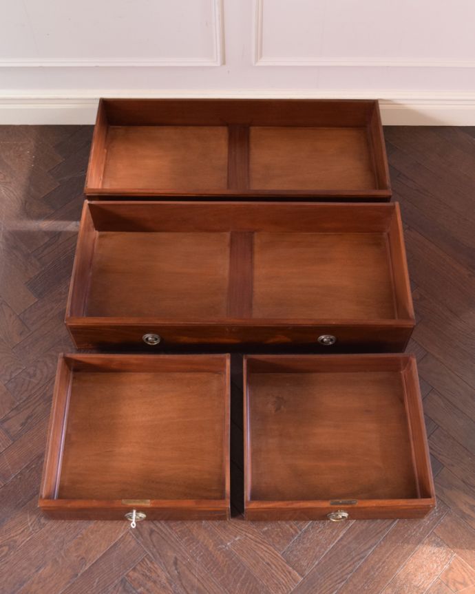 アンティークのチェスト　アンティーク家具　大人っぽいチェスト（４杯）、和室に似合うアンティーク家具。引き出しは４杯。(k-1544-f)