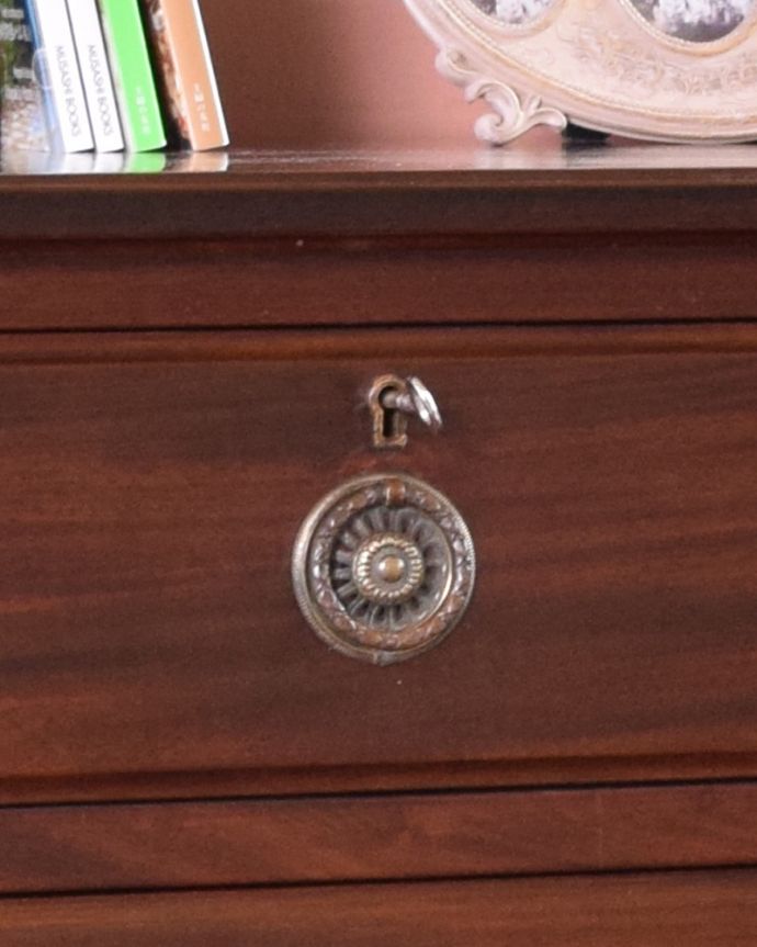 アンティークのチェスト　アンティーク家具　大人っぽいチェスト（４杯）、和室に似合うアンティーク家具。アンティークならではの重厚感のある取っ手です。(k-1544-f)