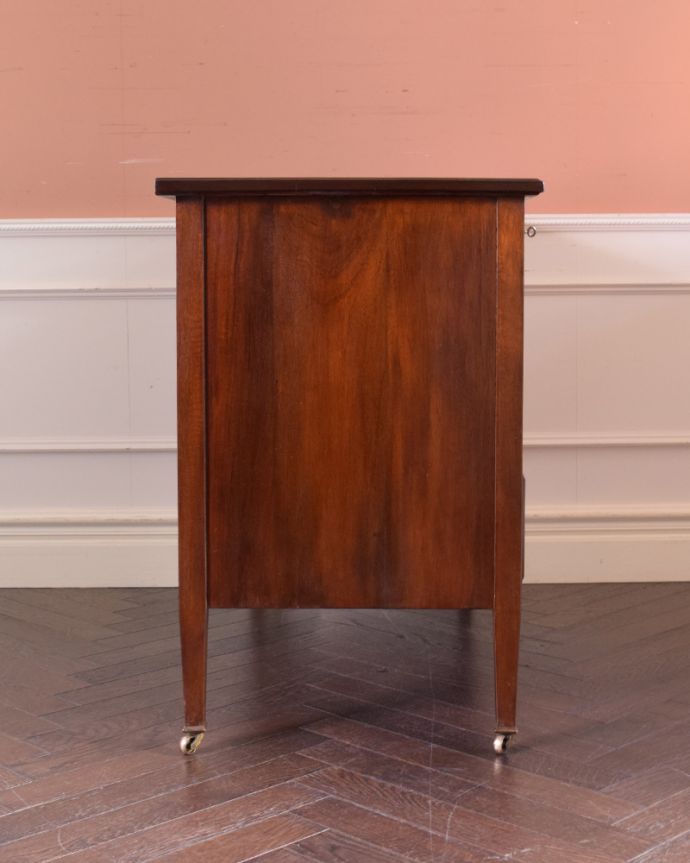 アンティークのチェスト　アンティーク家具　大人っぽいチェスト（４杯）、和室に似合うアンティーク家具。サイドから見ても絵になります。(k-1544-f)