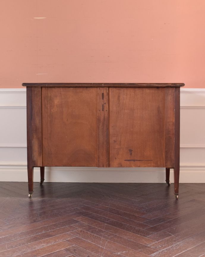 アンティークのチェスト　アンティーク家具　大人っぽいチェスト（４杯）、和室に似合うアンティーク家具。アンティークは新品ではないので、もちろん経年変化によるキズはありますが、専門の職人が目立たないようキレイにお直しをしているので、後姿までキレイです。(k-1544-f)