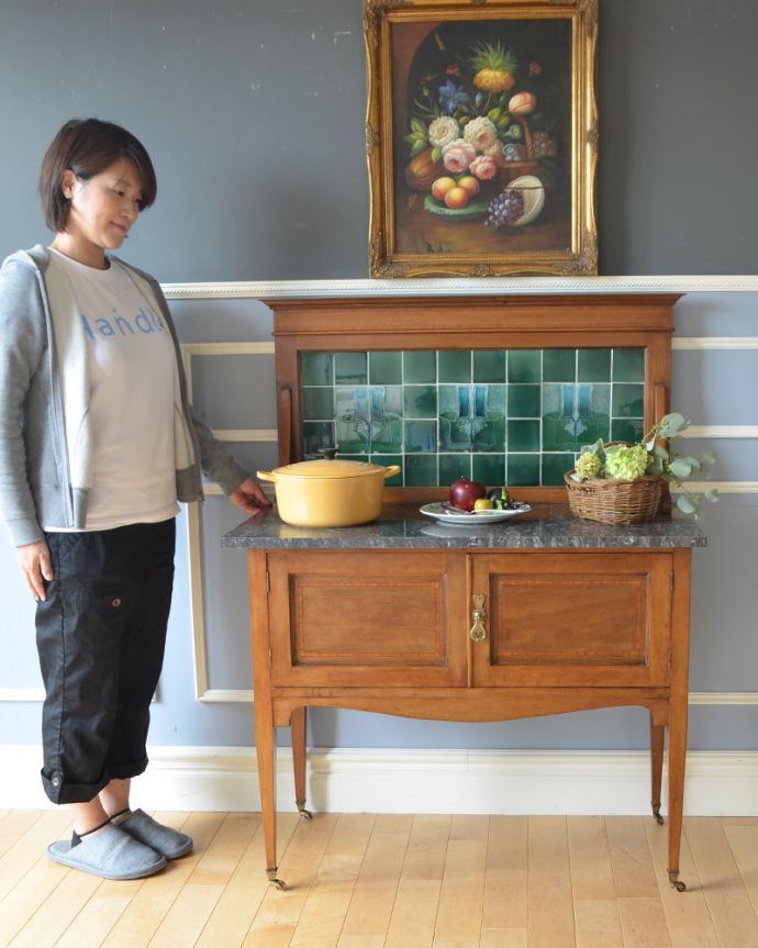 サイドボード　アンティーク家具　ウォルナット材の英国のアンティーク家具、タイルの美しさに惹きこまれるウォッシュスタンド。ポットや電話機などの家電を置いても自然になじみます。(k-1545-f)