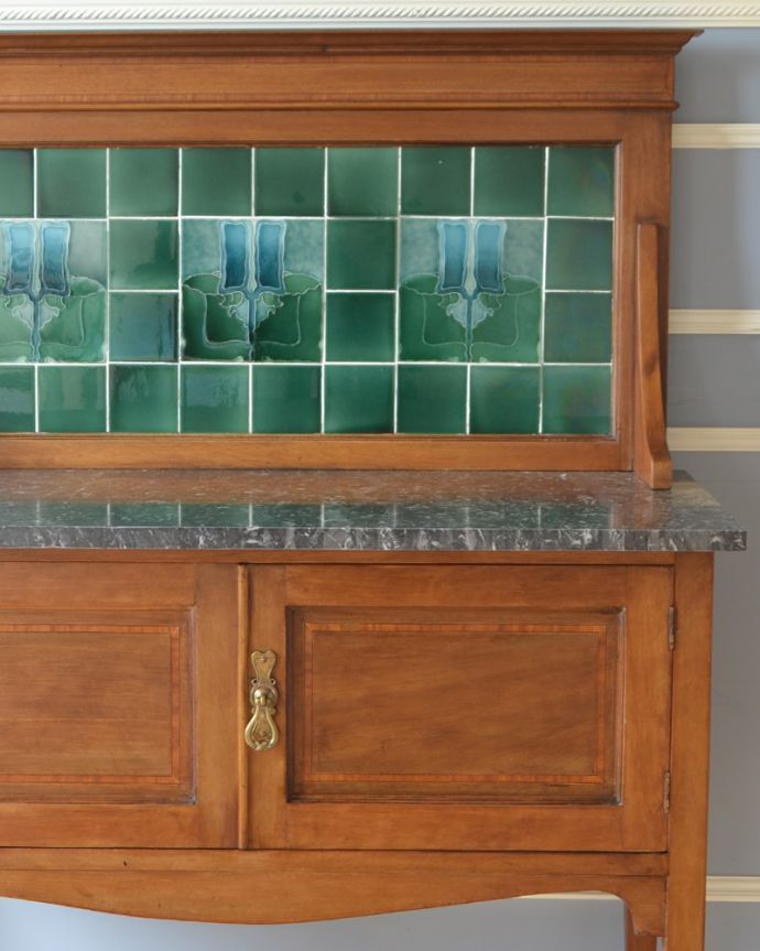 サイドボード　アンティーク家具　ウォルナット材の英国のアンティーク家具、タイルの美しさに惹きこまれるウォッシュスタンド。正面にもアンティークのタイルが貼ってあります。(k-1545-f)