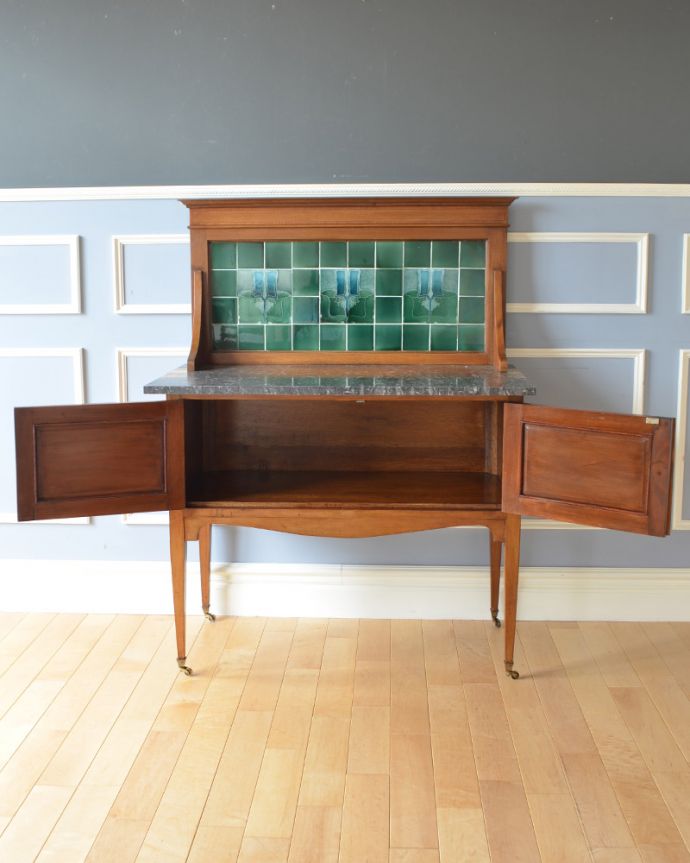 サイドボード　アンティーク家具　ウォルナット材の英国のアンティーク家具、タイルの美しさに惹きこまれるウォッシュスタンド。中もキレイに仕上げているので、安心して収納できます。(k-1545-f)