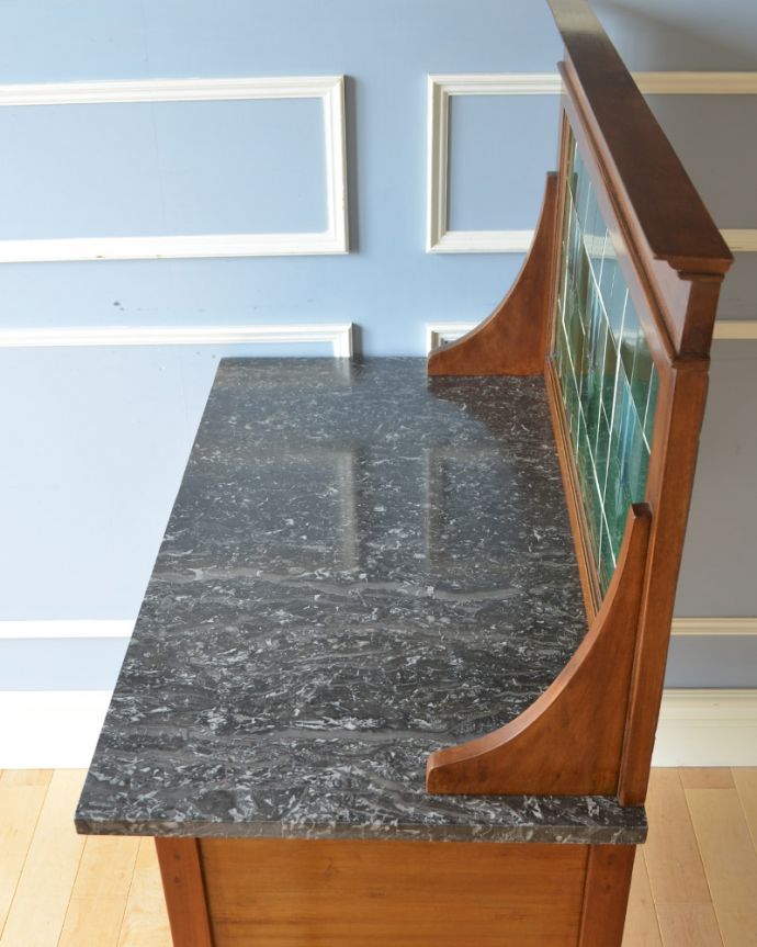 サイドボード　アンティーク家具　ウォルナット材の英国のアンティーク家具、タイルの美しさに惹きこまれるウォッシュスタンド。天板もキレイな天然大理石。(k-1545-f)