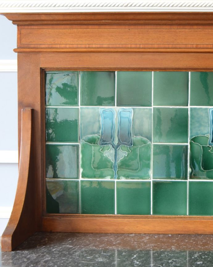 サイドボード　アンティーク家具　ウォルナット材の英国のアンティーク家具、タイルの美しさに惹きこまれるウォッシュスタンド。風格と品があるので、リビングはもちろん、和室や書斎、客間にも最適。(k-1545-f)