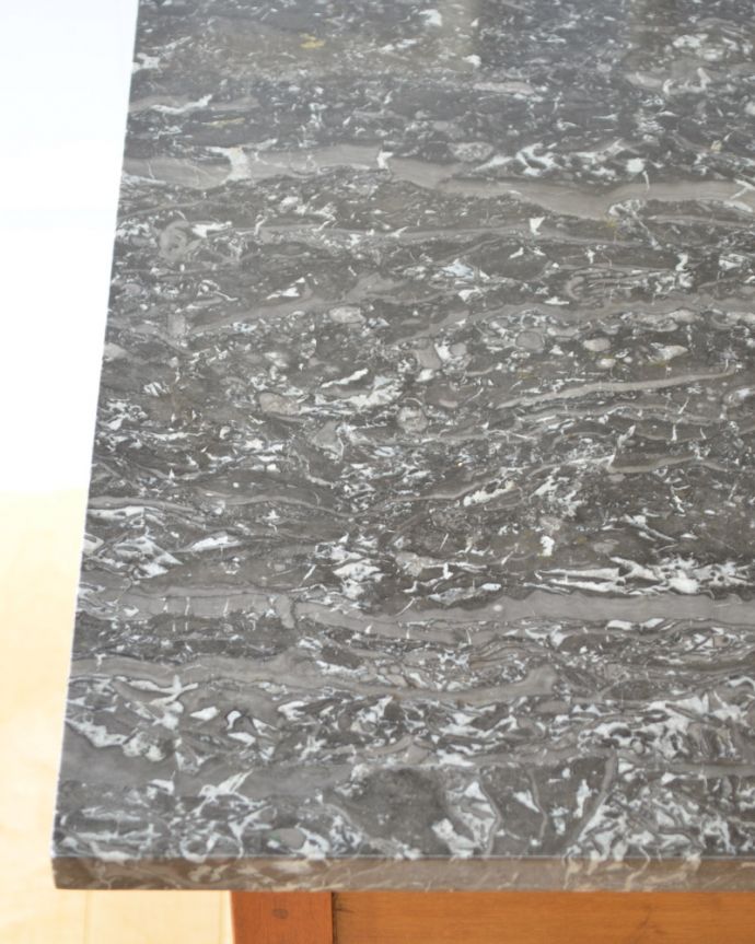 サイドボード　アンティーク家具　ウォルナット材の英国のアンティーク家具、タイルの美しさに惹きこまれるウォッシュスタンド。落ち着いたグレーの大理石です。(k-1545-f)