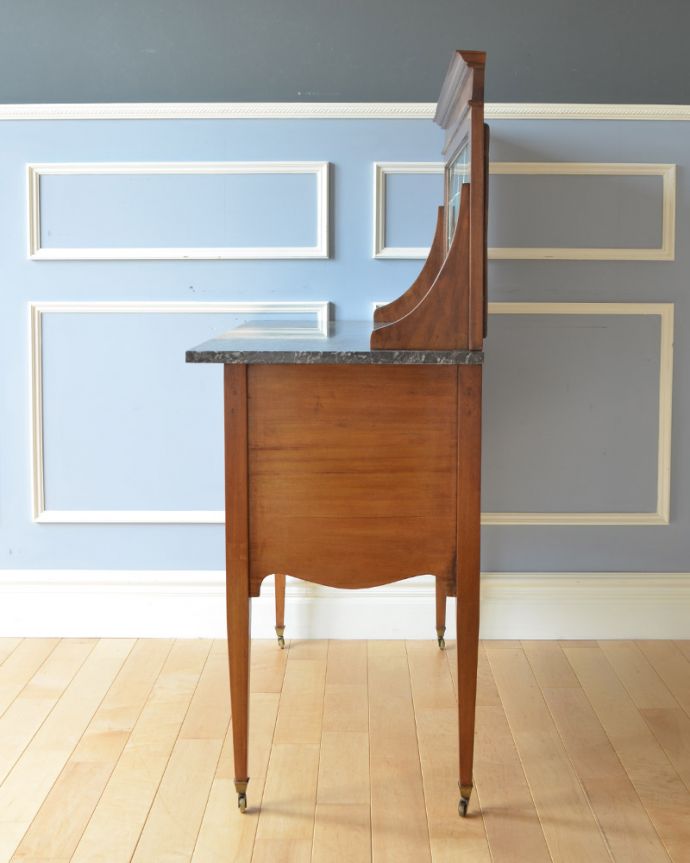 サイドボード　アンティーク家具　ウォルナット材の英国のアンティーク家具、タイルの美しさに惹きこまれるウォッシュスタンド。奥行きはそれほどないので、お部屋に圧迫感もなく使いやすいです。(k-1545-f)