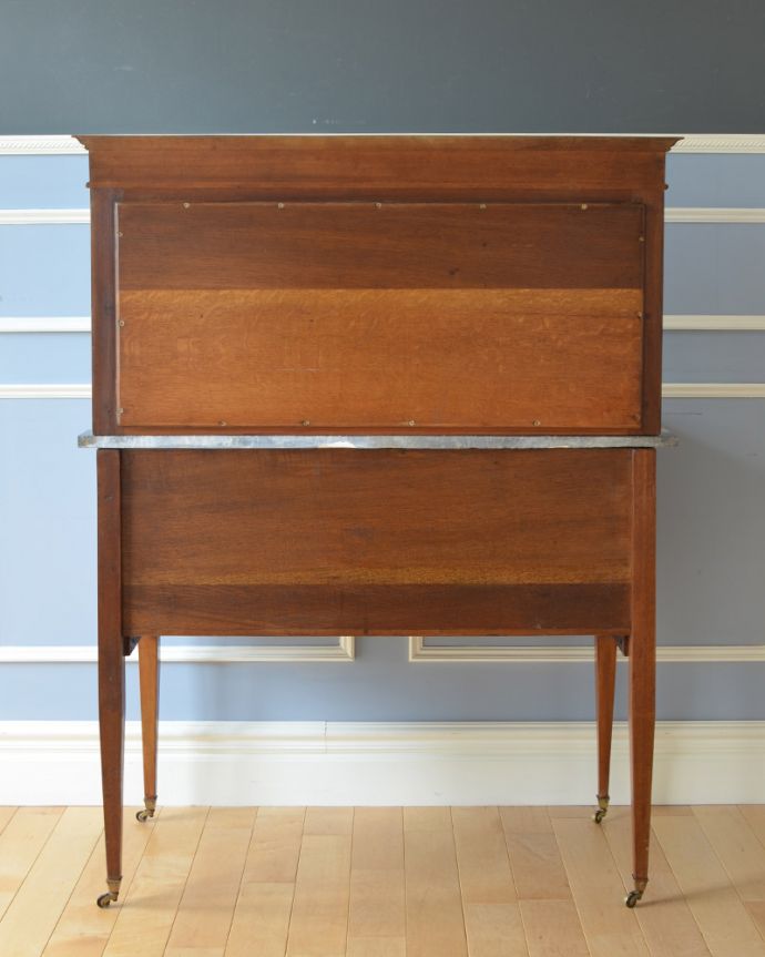 サイドボード　アンティーク家具　ウォルナット材の英国のアンティーク家具、タイルの美しさに惹きこまれるウォッシュスタンド。※アンティークは新品ではないので、もちろん経年変化によるキズはありますが、専門の職人が目立たないようキレイにお直しをしているので、後姿までキレイです。(k-1545-f)