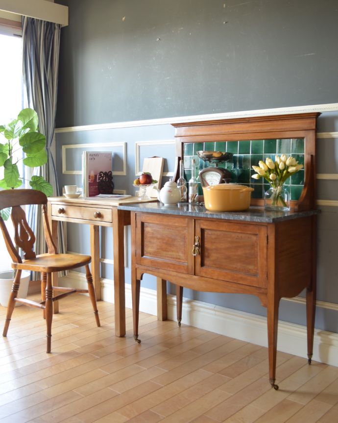 サイドボード　アンティーク家具　ウォルナット材の英国のアンティーク家具、タイルの美しさに惹きこまれるウォッシュスタンド。。(k-1545-f)