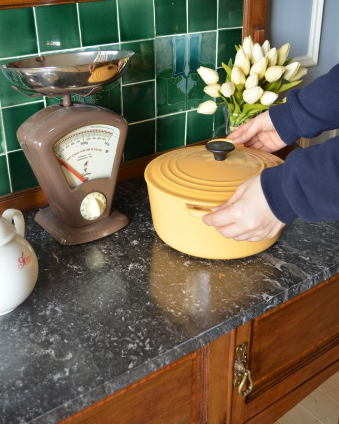 サイドボード　アンティーク家具　ウォルナット材の英国のアンティーク家具、タイルの美しさに惹きこまれるウォッシュスタンド。天板が天然大理石なので、作業台としても大活躍してくれます。(k-1545-f)