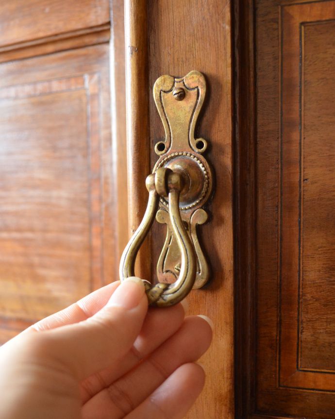 サイドボード　アンティーク家具　ウォルナット材の英国のアンティーク家具、タイルの美しさに惹きこまれるウォッシュスタンド。アンティークの装飾がオシャレな取っ手です。(k-1545-f)